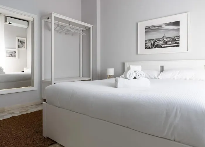 Contrasti - Black & White Apartment